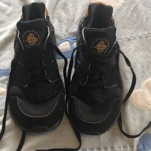 Black Nike Huaraches